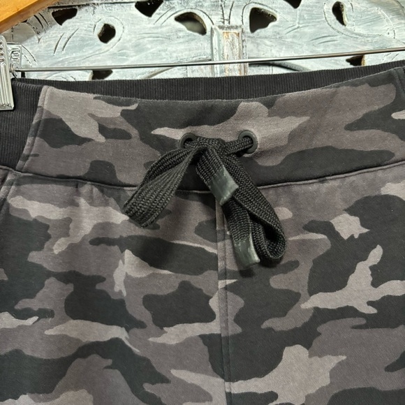 Athleta Triumph Black/Gray Camo Fleece Lined Sweatpants Jogger Petite Inseam - Picture 7 of 9
